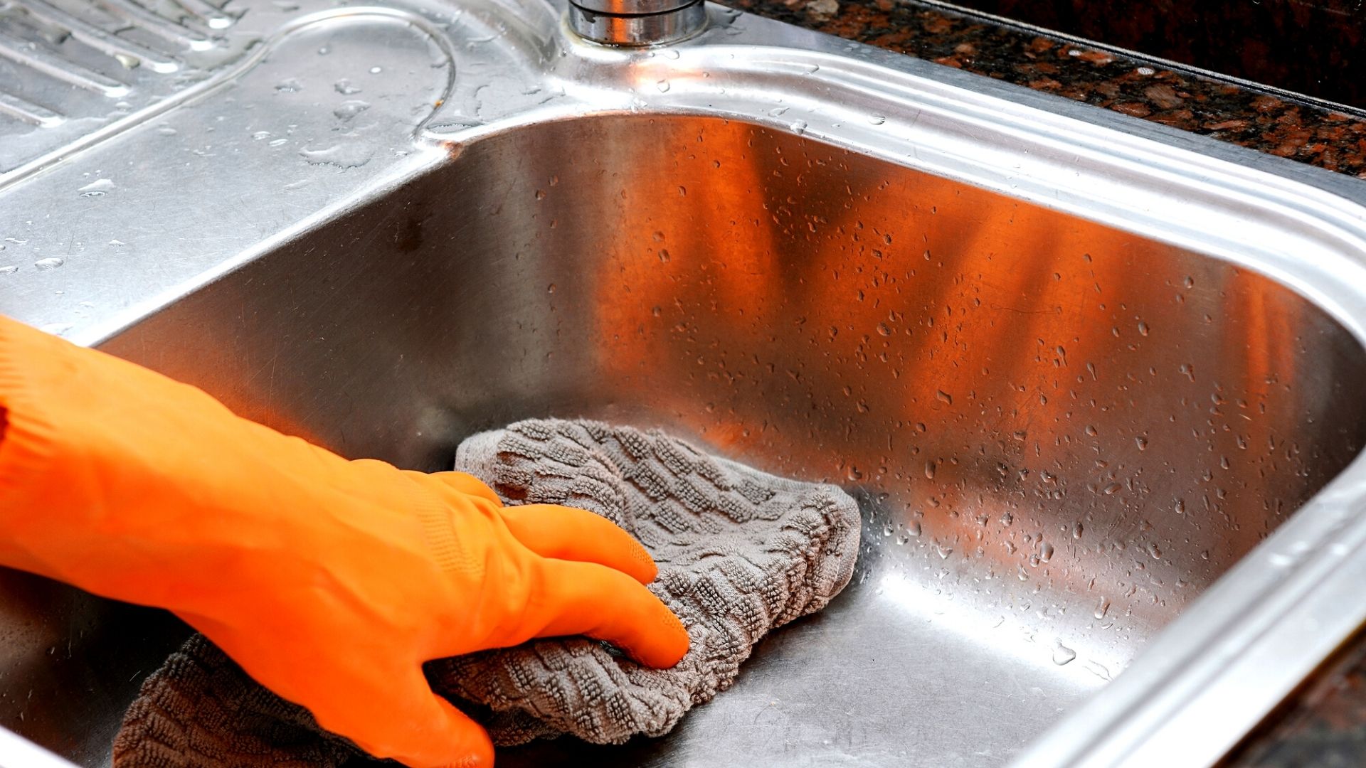 How to clean a stainless steel sink