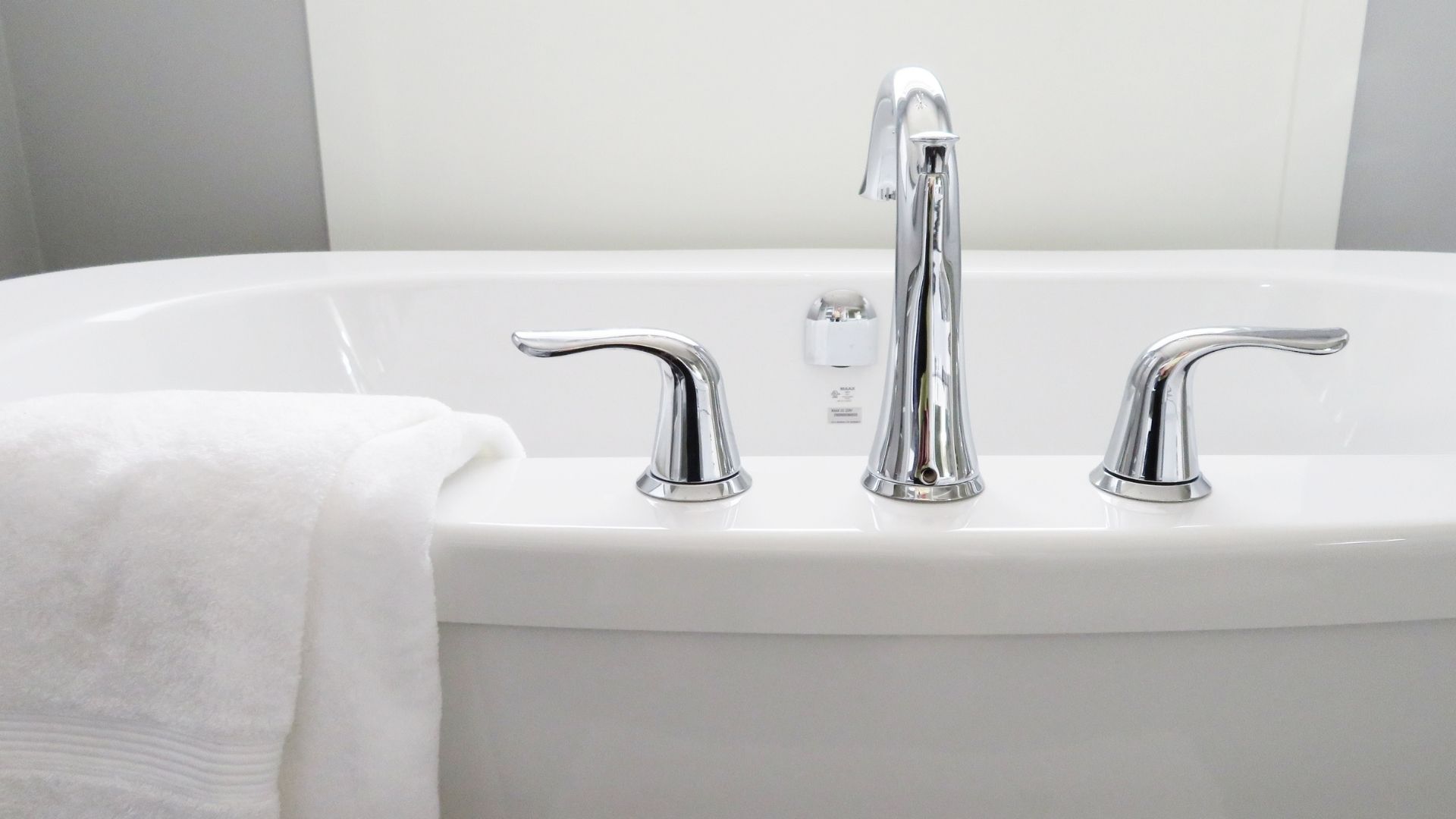 How To Clean a Bathtub and Get It White Again