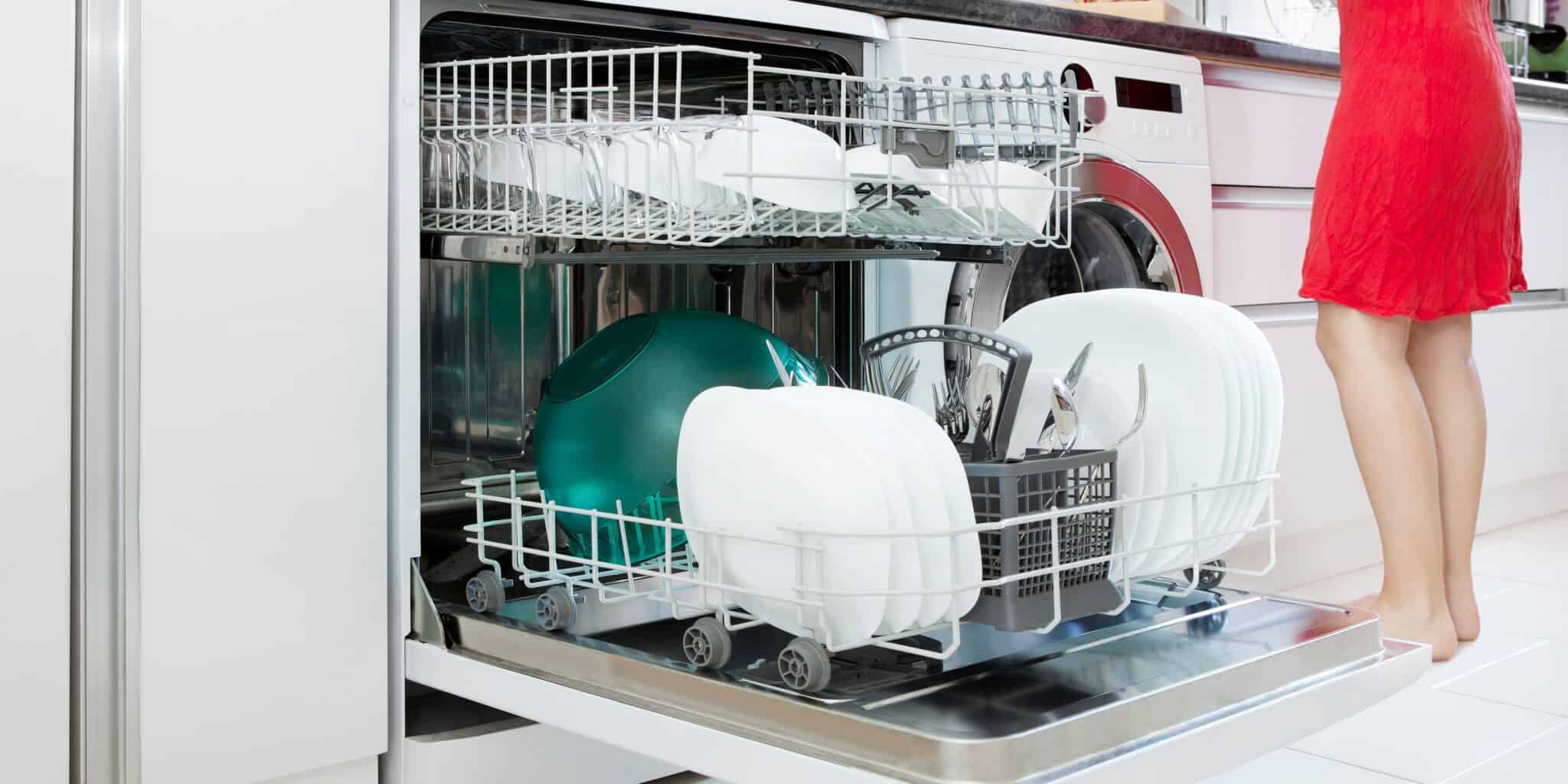 Моющую машинку посудомоечную